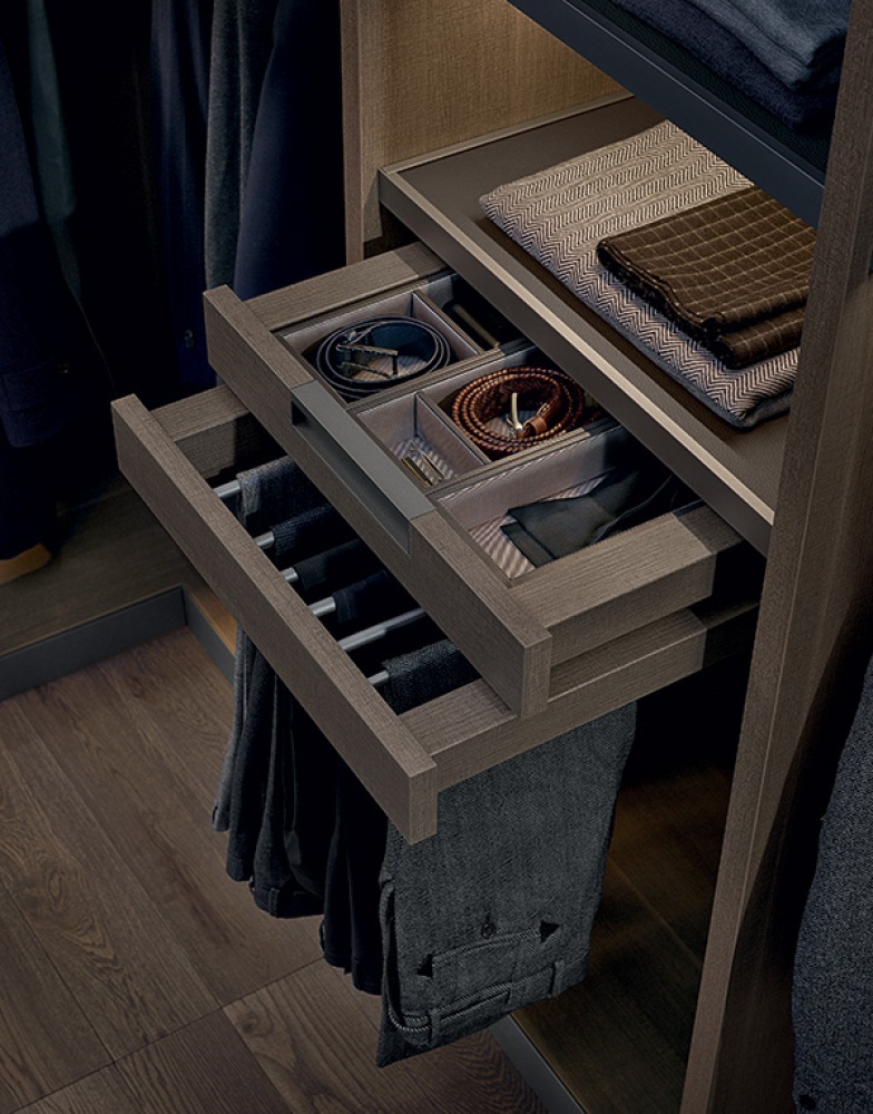 Poliform Senzafine wardrobe with pant drawer and tray