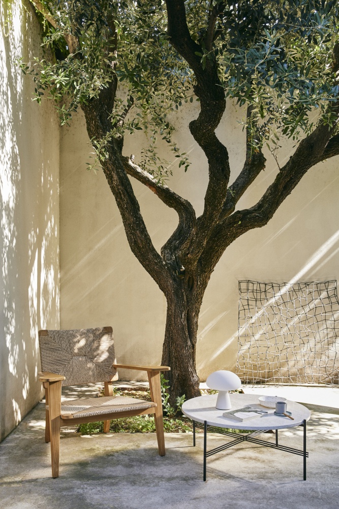 Gubi F-Chair outdoor and TS coffee table outdoor
