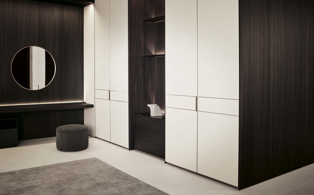 Poliform Senzafine wardrobe, with Code system thick shelve and New York ottoman