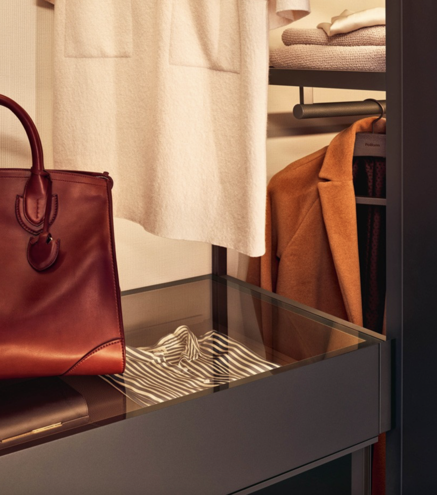 Poliform Senzafine walk-in closet, drawers with glass top