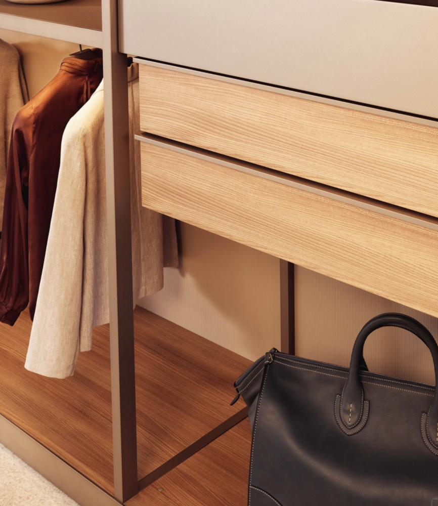 Poliform Senzafine walk-in closet with drawers and rail