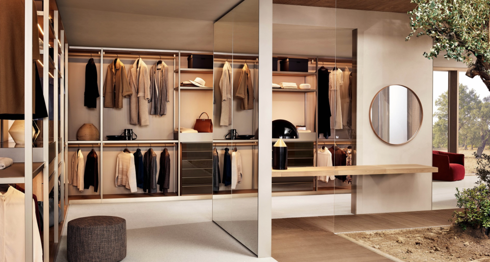 Poliform Senzafine walk-in closet met Thick shelve and Circle mirror and New York ottoman