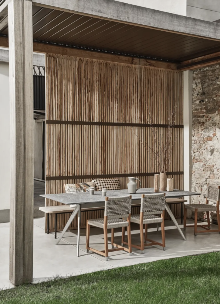 Flexform Zefiro Outdoor dining table and Dafne outdoor dining chairs