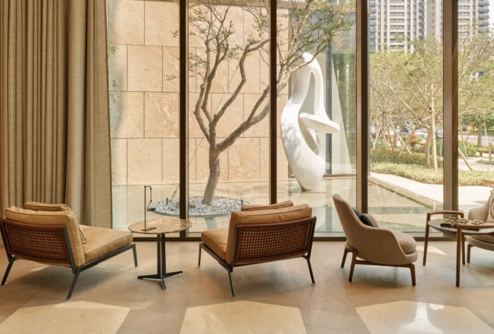 Flexform Happy armchairs with Fly coffee table
