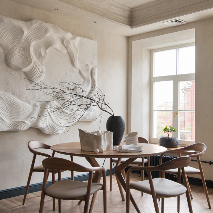 Lakri round setting with Neva chair